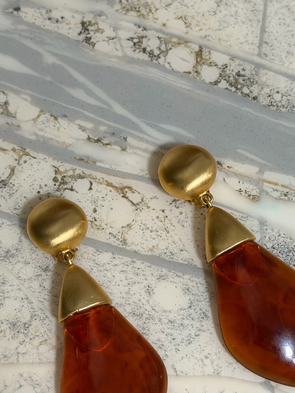 Vintage Signed Givenchy Paris New York Amber Lucite Drop Matte Gold Earrings - Picture 4 of 9